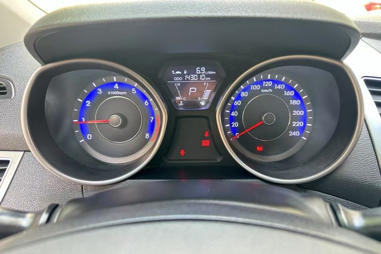 Used Hyundai Elantra (5th Generation / Langdong) 2015 1.6L Automatic Fashion Model Odometer Close Up