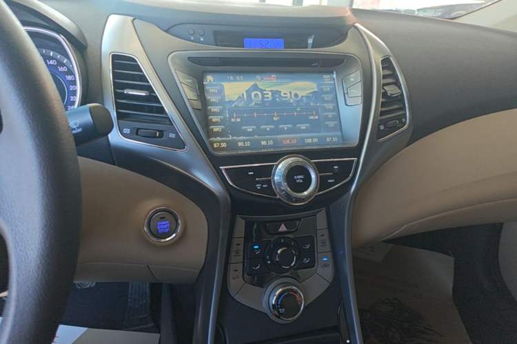 Used Hyundai Elantra (5th Generation / Langdong) 2012 1.6L Manual Leading Model Audio And AC Panel