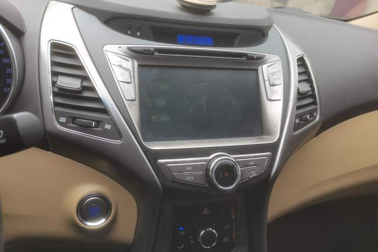 Used Hyundai Elantra (5th Generation / Langdong) 2012 1.6L Manual Leading Model Audio And AC Panel