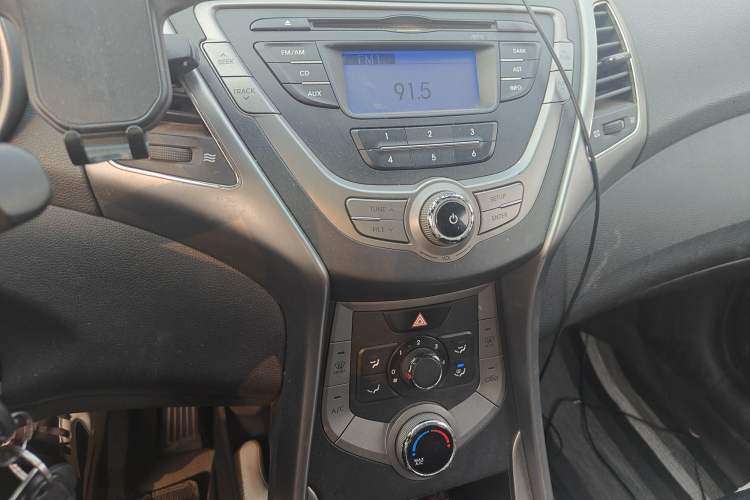 Used Hyundai Elantra (5th Generation / Langdong) 2012 1.6L Automatic Fashion Edition Audio And AC Panel