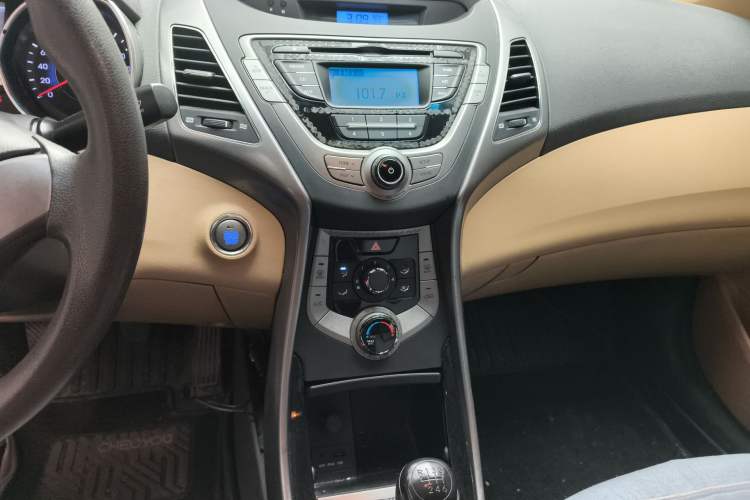 Used Hyundai Elantra (5th Generation / Langdong) 2012 1.6L Manual Leading Model Audio And AC Panel