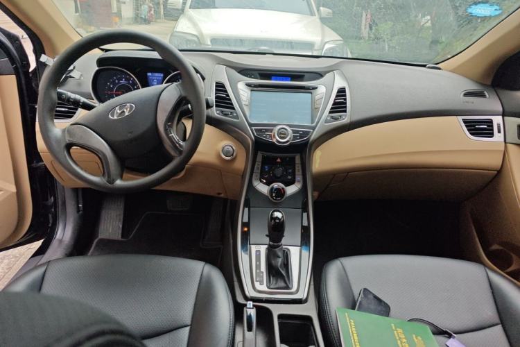 Used Hyundai Elantra (5th Generation / Langdong) 2012 1.6L Automatic Leading Model Center Console