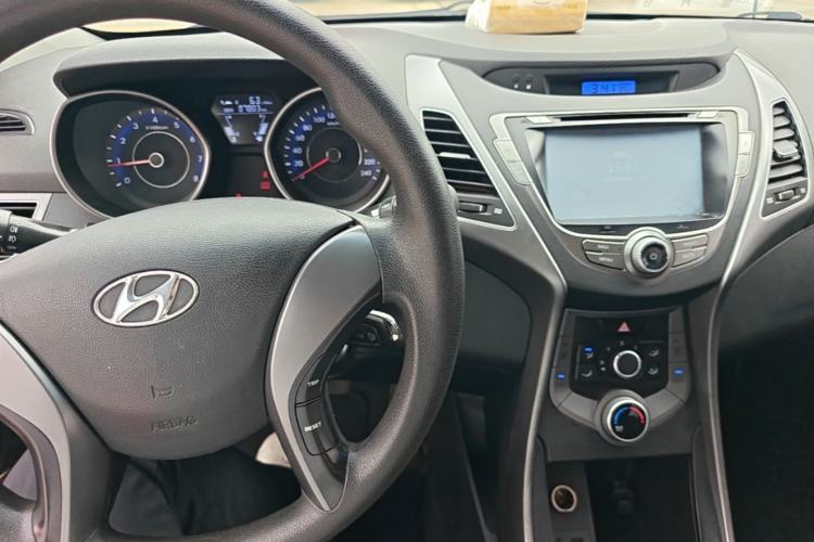 Used Hyundai Elantra (5th Generation / Langdong) 2012 1.6L Manual Fashion Edition Center Console