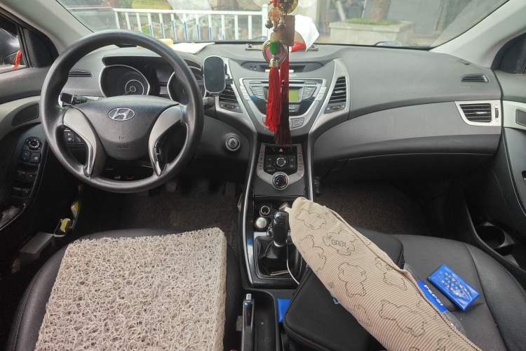 Used Hyundai Elantra (5th Generation / Langdong) 2012 1.6L Manual Leading Model Center Console