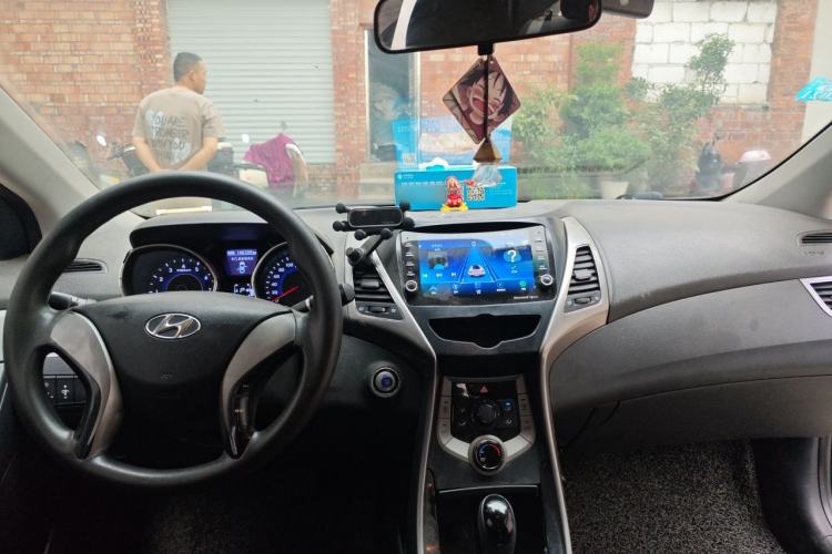 Used Hyundai Elantra (5th Generation / Langdong) 2012 1.6L Automatic Leading Model Center Console