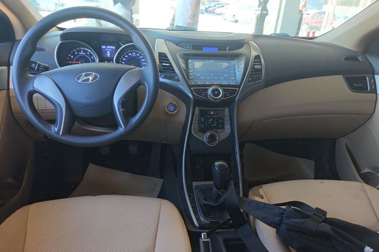 Used Hyundai Elantra (5th Generation / Langdong) 2012 1.6L Manual Leading Model Center Console