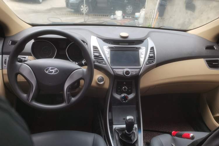 Used Hyundai Elantra (5th Generation / Langdong) 2012 1.6L Manual Leading Model Center Console