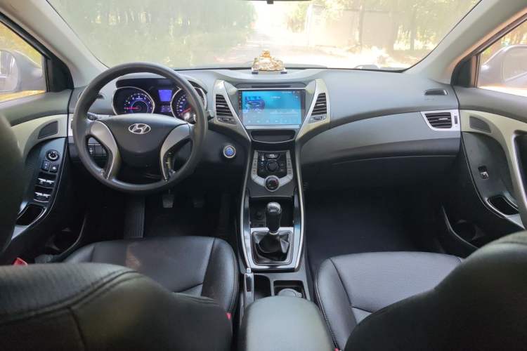 Used Hyundai Elantra (5th Generation / Langdong) 2012 1.6L Manual Leading Model Center Console