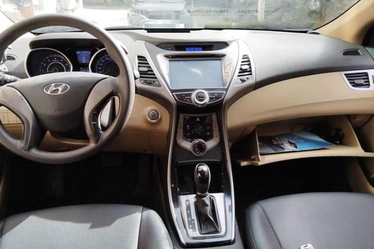 Used Hyundai Elantra (5th Generation / Langdong) 2012 1.6L Automatic Leading Model Center Console