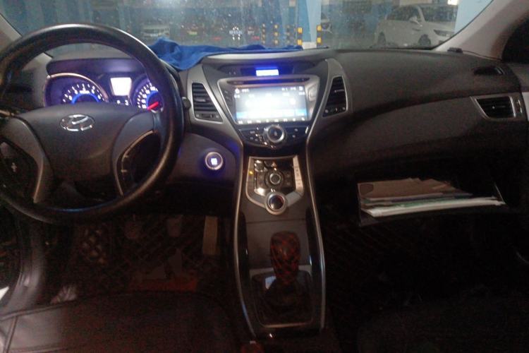 Used Hyundai Elantra (5th Generation / Langdong) 2012 1.6L Manual Leading Model Center Console