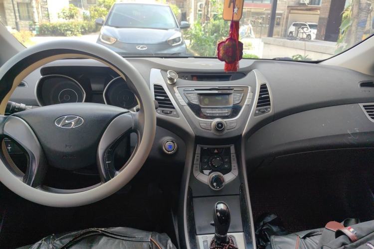 Used Hyundai Elantra (5th Generation / Langdong) 2012 1.6L Automatic Leading Model Center Console