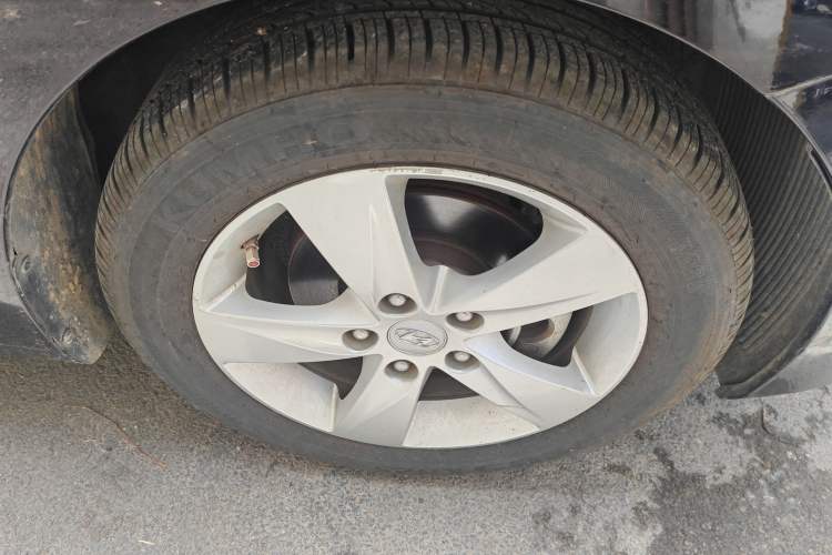Used Hyundai Elantra (5th Generation / Langdong) 2012 1.6L Automatic Prestige Model Right Front Wheel Hub