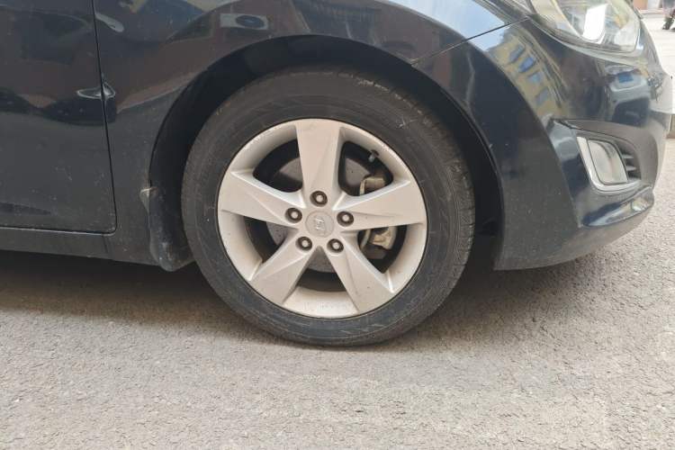 Used Hyundai Elantra (5th Generation / Langdong) 2012 1.6L Automatic Leading Model Right Front Wheel Hub
