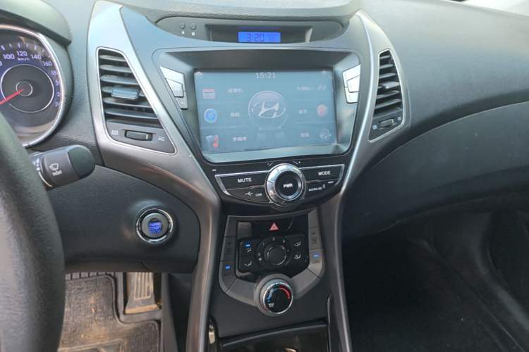Used Hyundai Elantra (5th Generation / Langdong) 2012 1.6L Manual Leading Model Audio And AC Panel