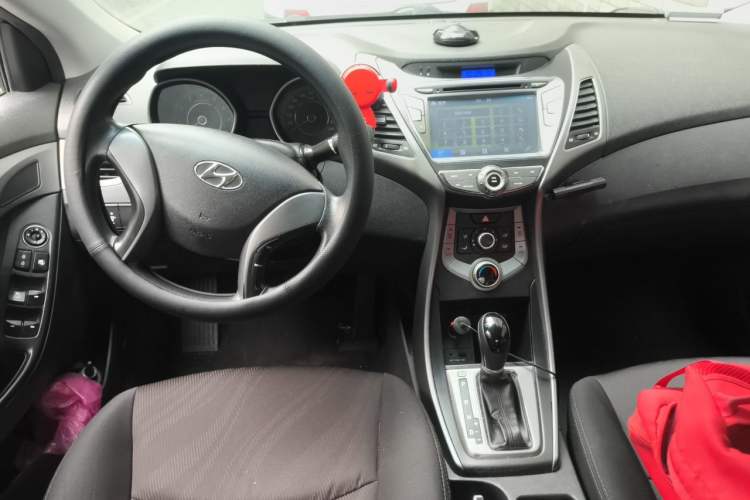 Used Hyundai Elantra (5th Generation / Langdong) 2012 1.6L Automatic Fashion Edition Center Console