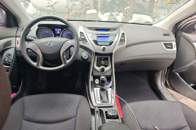 Used Hyundai Elantra (5th Generation / Langdong) 2012 1.6L Automatic Leading Model Center Console