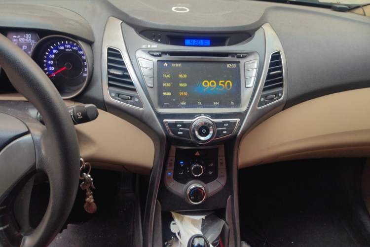 Used Hyundai Elantra (5th Generation / Langdong) 2012 1.6L Automatic Fashion Edition Audio And AC Panel