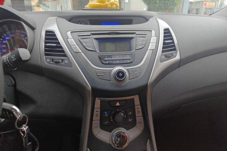 Used Hyundai Elantra (5th Generation / Langdong) 2012 1.6L Manual Fashion Edition Audio And AC Panel