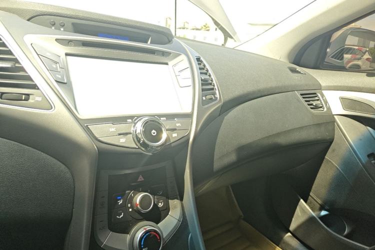 Used Hyundai Elantra (5th Generation / Langdong) 2012 1.6L Automatic Fashion Edition Center Console