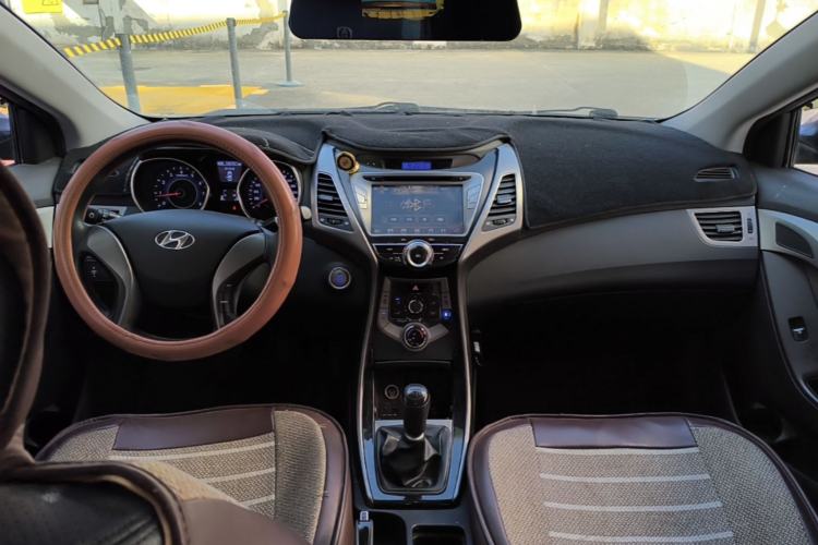 Used Hyundai Elantra (5th Generation / Langdong) 2012 1.6L Manual Leading Model Center Console