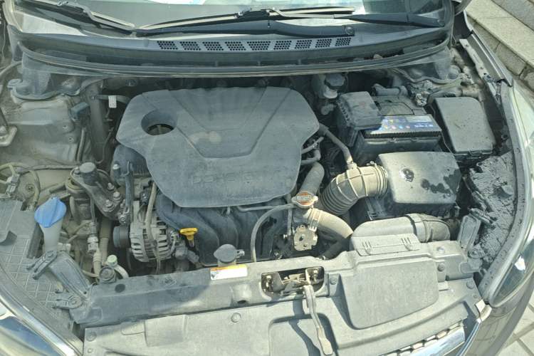 Used Hyundai Elantra (5th Generation / Langdong) 2012 1.6L Automatic Fashion Edition Engine Bay