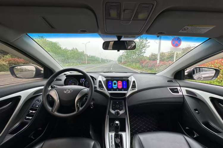 Used Hyundai Elantra (5th Generation / Langdong) 2012 1.6L Automatic Fashion Edition Interior 1