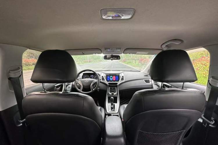 Used Hyundai Elantra (5th Generation / Langdong) 2012 1.6L Automatic Fashion Edition Interior 2