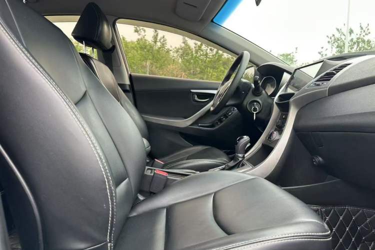 Used Hyundai Elantra (5th Generation / Langdong) 2012 1.6L Automatic Fashion Edition Interior 3