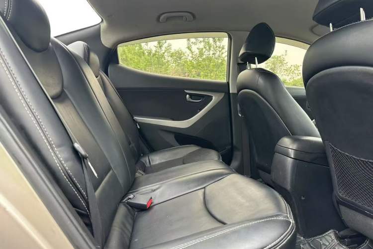 Used Hyundai Elantra (5th Generation / Langdong) 2012 1.6L Automatic Fashion Edition Interior 4