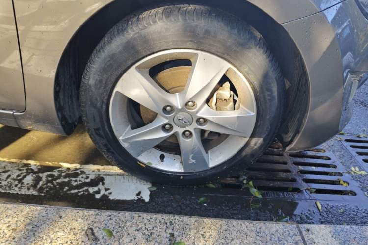 Used Hyundai Elantra (5th Generation / Langdong) 2012 1.6L Automatic Prestige Model Right Front Wheel Hub