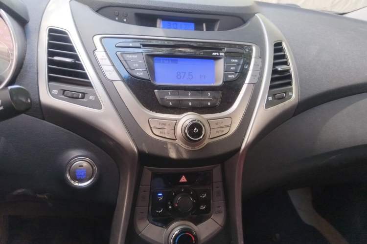 Used Hyundai Elantra (5th Generation / Langdong) 2012 1.6L Manual Leading Model Audio And AC Panel