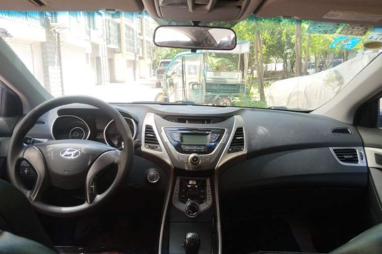 Used Hyundai Elantra (5th Generation / Langdong) 2012 1.6L Manual Leading Model Center Console
