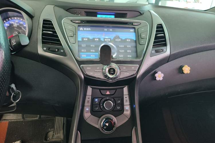 Used Hyundai Elantra (5th Generation / Langdong) 2012 1.6L Automatic Fashion Edition Audio And AC Panel