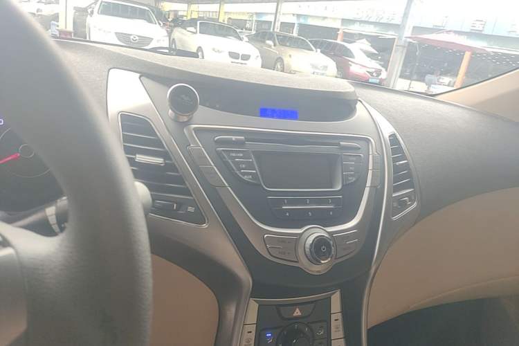 Used Hyundai Elantra (5th Generation / Langdong) 2012 1.6L Automatic Fashion Edition Audio And AC Panel