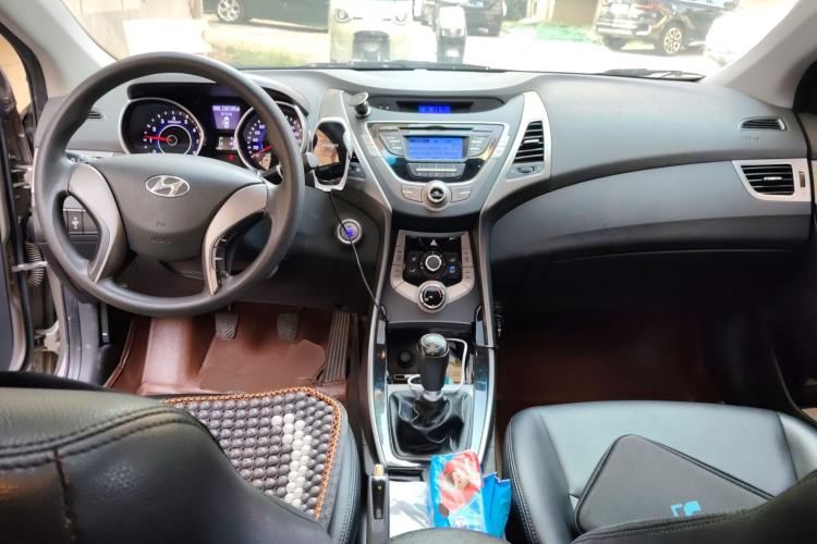 Used Hyundai Elantra (5th Generation / Langdong) 2012 1.6L Manual Leading Model Center Console