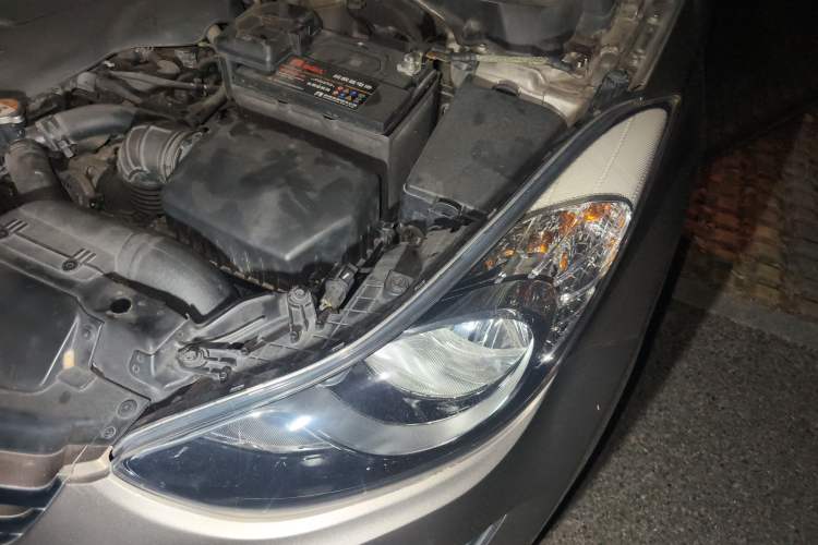Used Hyundai Elantra (5th Generation / Langdong) 2012 1.6L Automatic Prestige Model Engine Bay Left