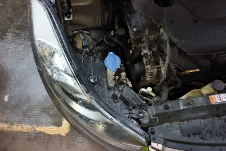 Used Hyundai Elantra (5th Generation / Langdong) 2012 1.6L Automatic Prestige Model Engine Bay Right