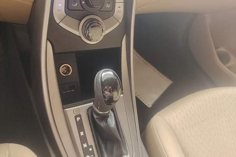 Used Hyundai Elantra (5th Generation / Langdong) 2012 1.6L Automatic Fashion Edition Gear Lever