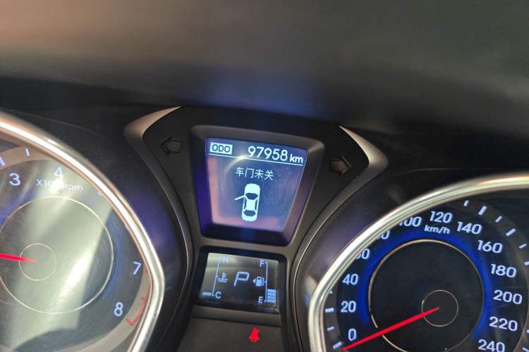 Used Hyundai Elantra (5th Generation / Langdong) 2012 1.6L Automatic Prestige Model Odometer Close Up