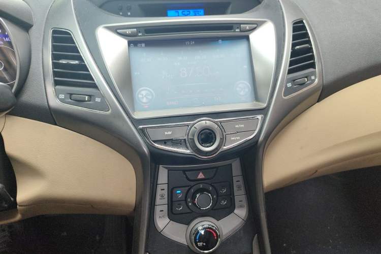 Used Hyundai Elantra (5th Generation / Langdong) 2012 1.6L Automatic Fashion Edition Audio And AC Panel