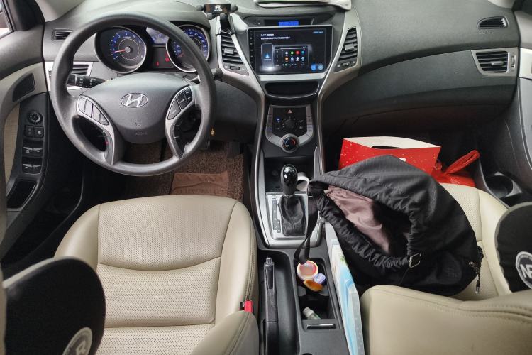 Used Hyundai Elantra (5th Generation / Langdong) 2012 1.6L Automatic Leading Model Center Console