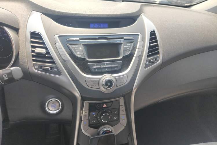 Used Hyundai Elantra (5th Generation / Langdong) 2012 1.6L Manual Leading Model Audio And AC Panel