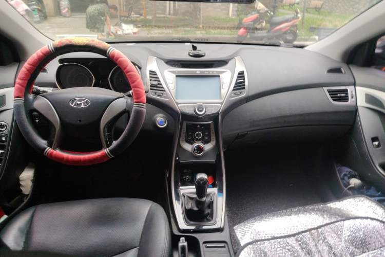 Used Hyundai Elantra (5th Generation / Langdong) 2012 1.6L Manual Leading Model Center Console