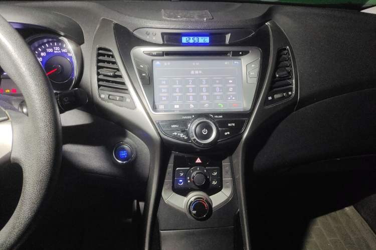 Used Hyundai Elantra (5th Generation / Langdong) 2012 1.6L Manual Leading Model Audio And AC Panel