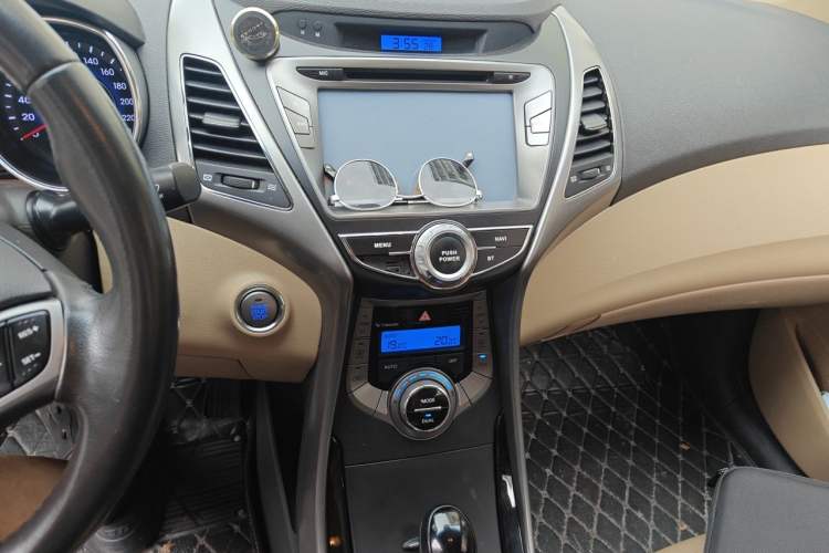 Used Hyundai Elantra (5th Generation / Langdong) 2012 1.6L Automatic Prestige Model Audio And AC Panel