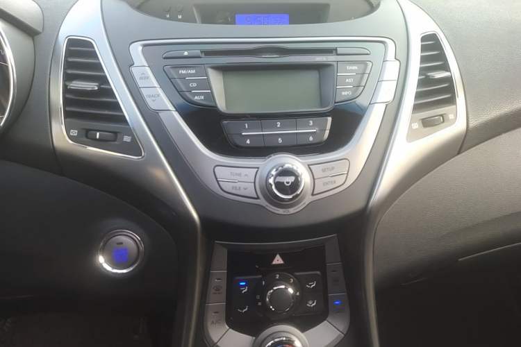 Used Hyundai Elantra (5th Generation / Langdong) 2012 1.6L Automatic Leading Model Audio And AC Panel