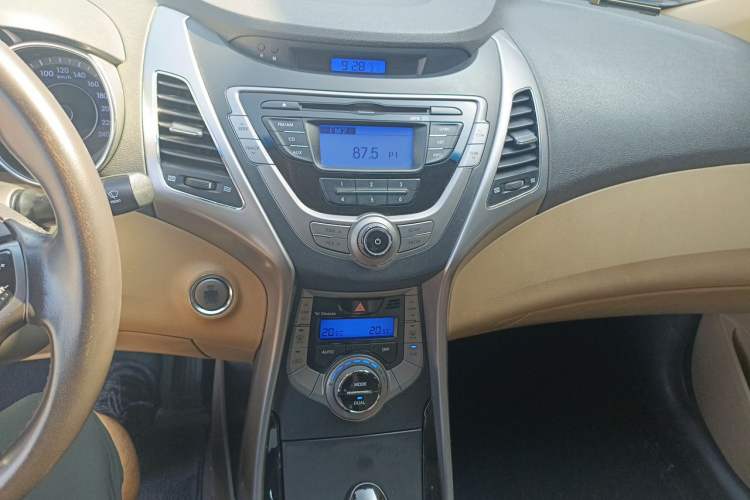 Used Hyundai Elantra (5th Generation / Langdong) 2012 1.6L Automatic Leading Model Audio And AC Panel