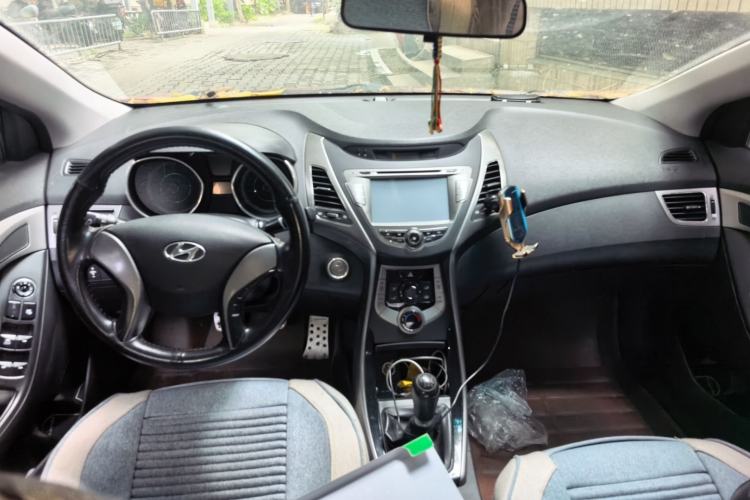 Used Hyundai Elantra (5th Generation / Langdong) 2012 1.6L Manual Leading Model Center Console