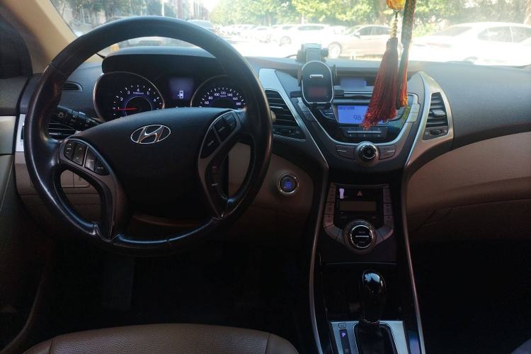 Used Hyundai Elantra (5th Generation / Langdong) 2012 1.6L Automatic Prestige Model Center Console