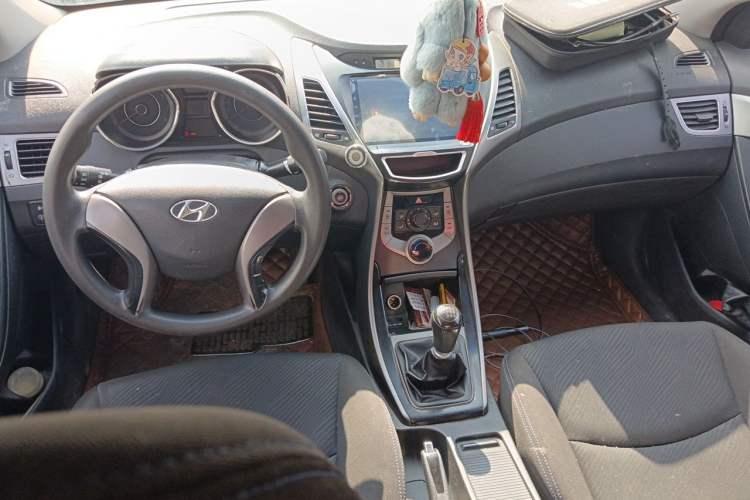 Used Hyundai Elantra (5th Generation / Langdong) 2012 1.6L Manual Leading Model Center Console